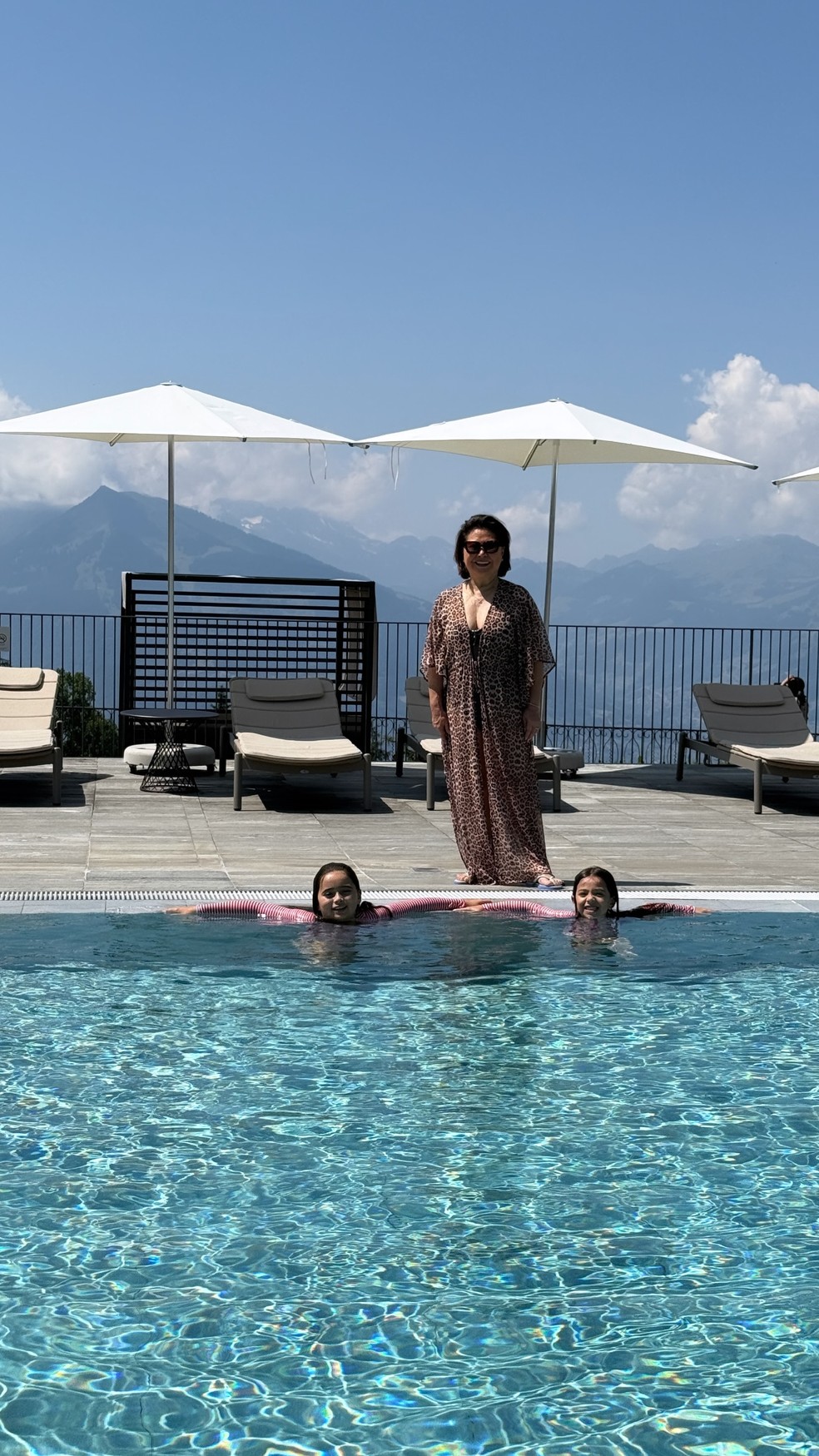 Sabrina Sato com Nicolas Prattes, Zoe e mais familiares na Suíça — Foto: Reprodução/Instagram