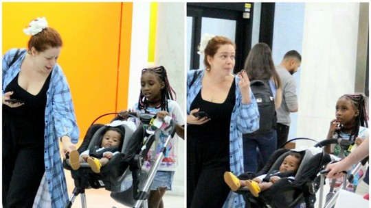 Leandra Leal desembarca com filha e amigos em aeroporto no Rio de Janeiro