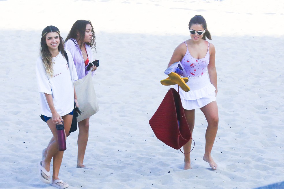 Maisa Silva curte dia de praia com amigas &mdash; Foto: Fabr&iacute;cio Pioyani/AgNews