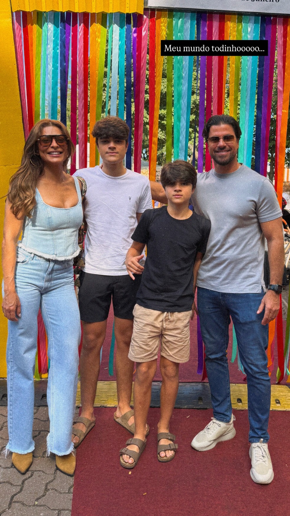Juliana Paes e o marido, Carlos Eduardo Baptista, com os filhos, Pedro e Antônio — Foto: Reprodução/Instagram