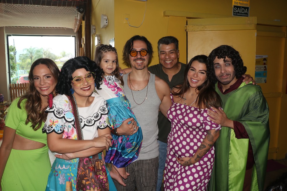 Maurício Mattar celebra os 3 anos de Ilha Mattar com os filhos, Petra e Luã — Foto: AgNews