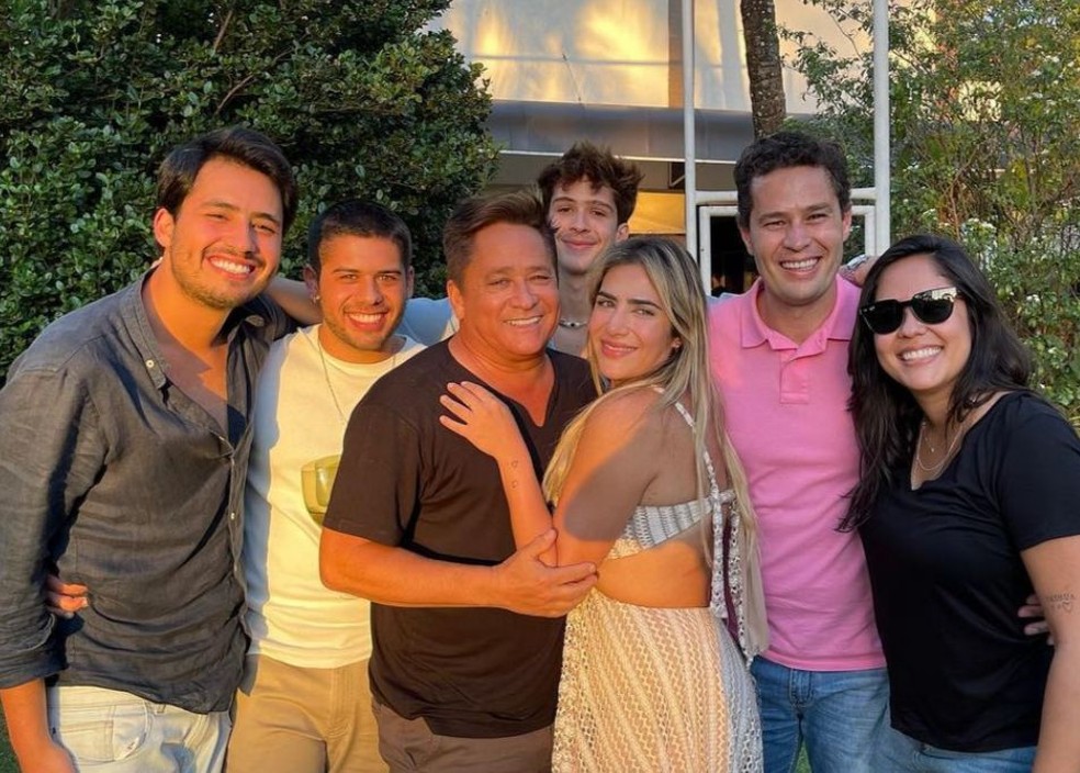 Leonardo com os filhos Matheus, Zé Felipe, João Guilherme, Isabella, Jéssica e Pedro — Foto: Reprodução/Instagram