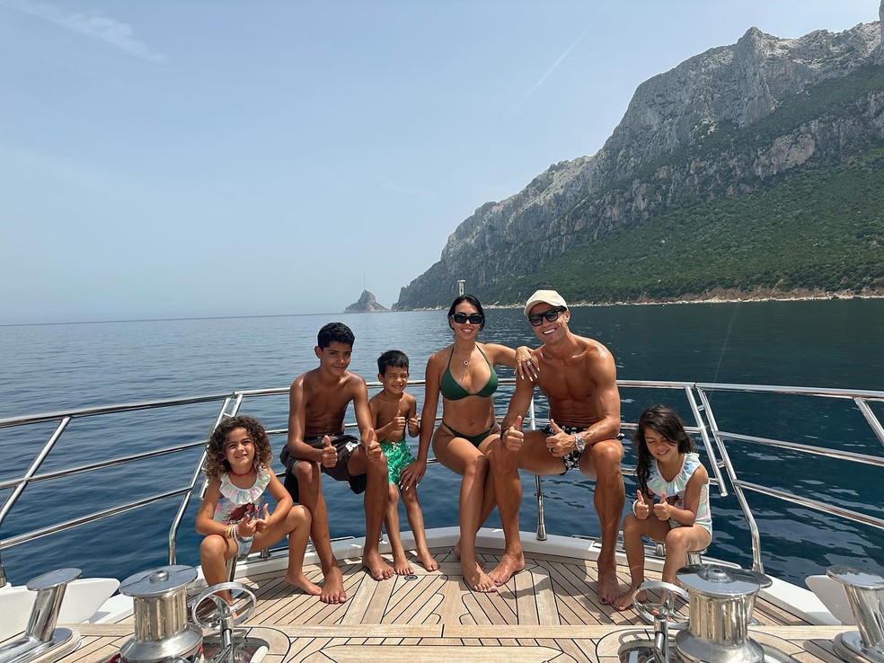Cristiano Ronaldo, Georgina Rodriguez e os filhos estão em férias na Sardenha — Foto: Reprodução / Instagram