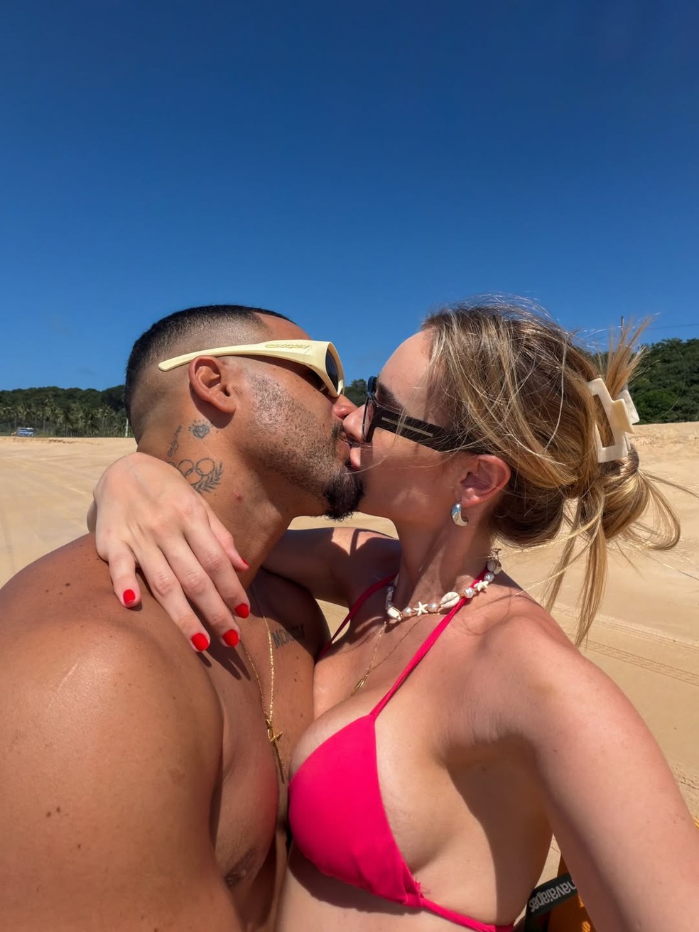 Sofia Larocca mostra shape em dia de praia com o marido, Italo Ferreira — Foto: Reprodução/Instagram