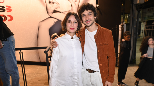 Andréia Horta posa ao lado do namorado em estreia de peça no Rio de Janeiro 