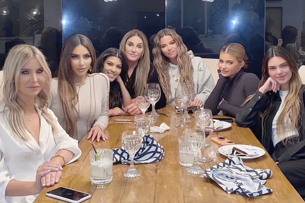 Kim, Kourtney e Khlo&eacute; Kardashian, Caitlyn Jenner e  as filhas, Kendall e Kylie Jenner &mdash; Foto: Reprodu&ccedil;&atilde;o / Instagram