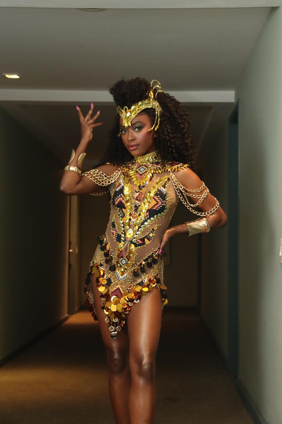 Nikolly Fernandes, de 'A Nobreza do Amor', é apresentada como musa da Mangueira — Foto: Divulgação/ @guilhermedeka @winipjr