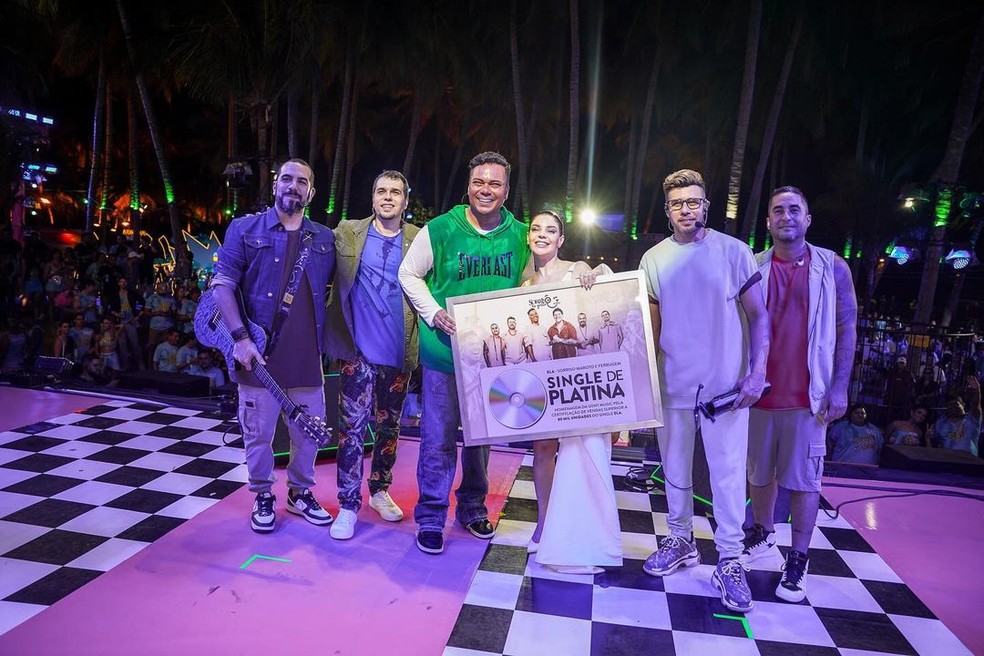 GKay entrega disco de platina para o grupo Sorriso Maroto — Foto: Reprodução