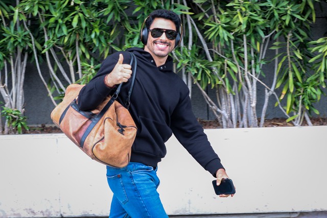 Cauã Reymond tira selfies com fãs no desembarque em clima descontraído