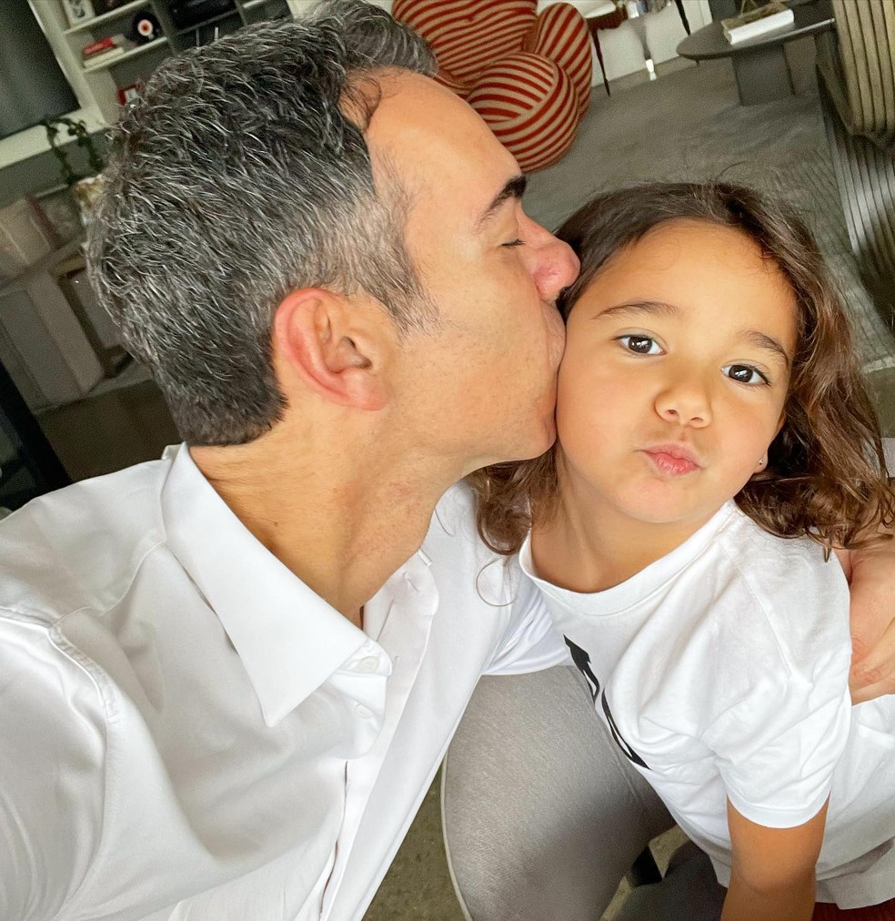 Cesar Tralli e a filha, Manuella, de seu casamento com Ticiane Pinheiro — Foto: Reprodução / Instagram