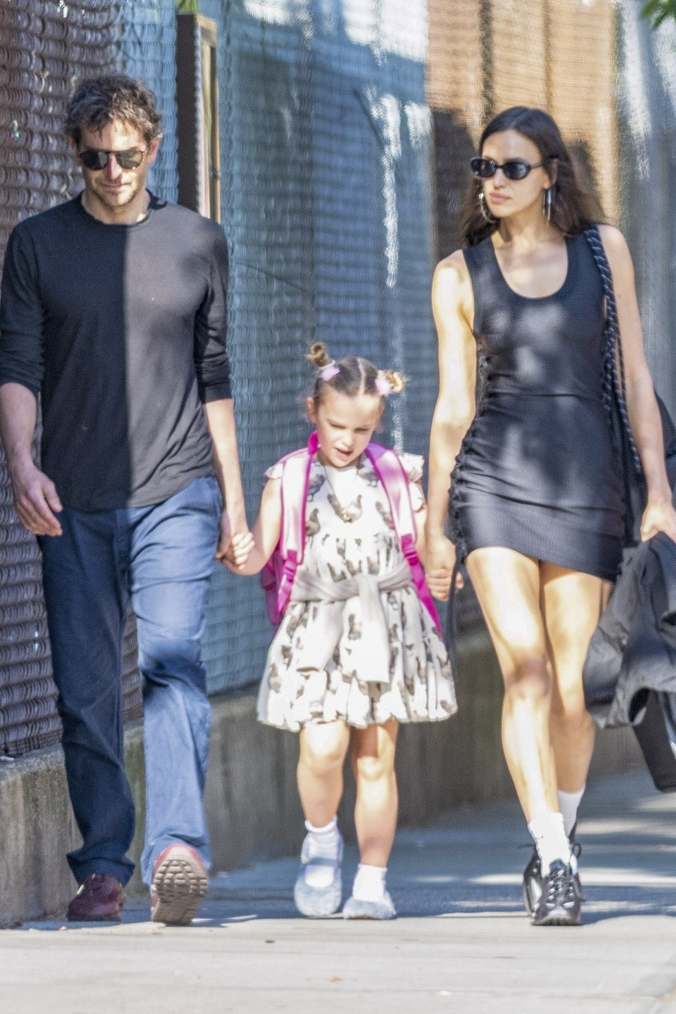 Irina Shayk curte passeio em NY com a filha e Bradley Cooper