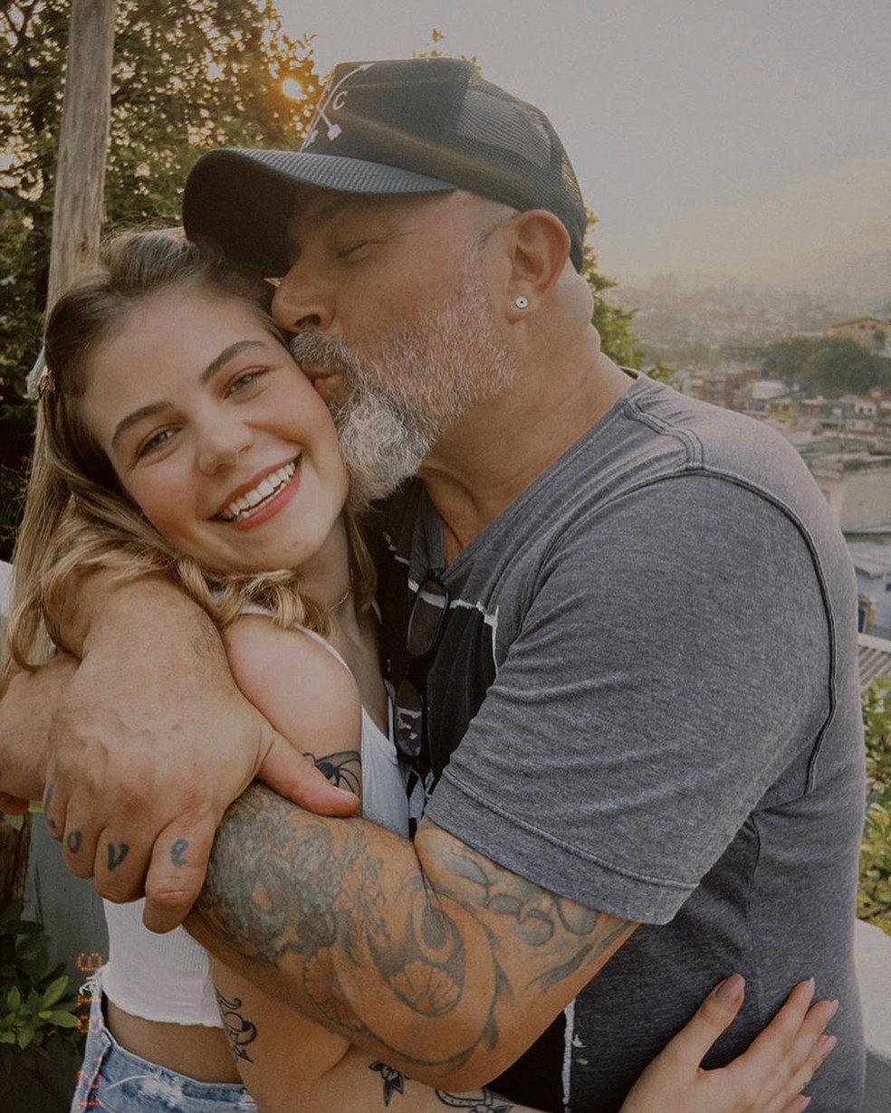 Isabella Aglio, filha de Rinaldo Amaral, o Mingau, do Ultraje a Rigor, posta fotos com o pai — Foto: Instagram
