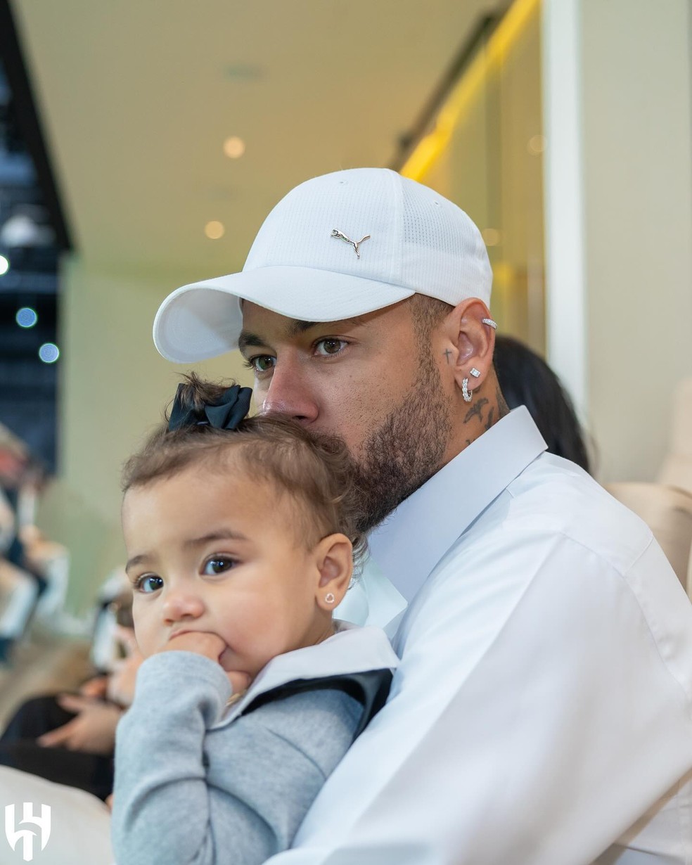 Neymar usa traje árabe para assistir jogo com Bruna Biancardi e Mavie