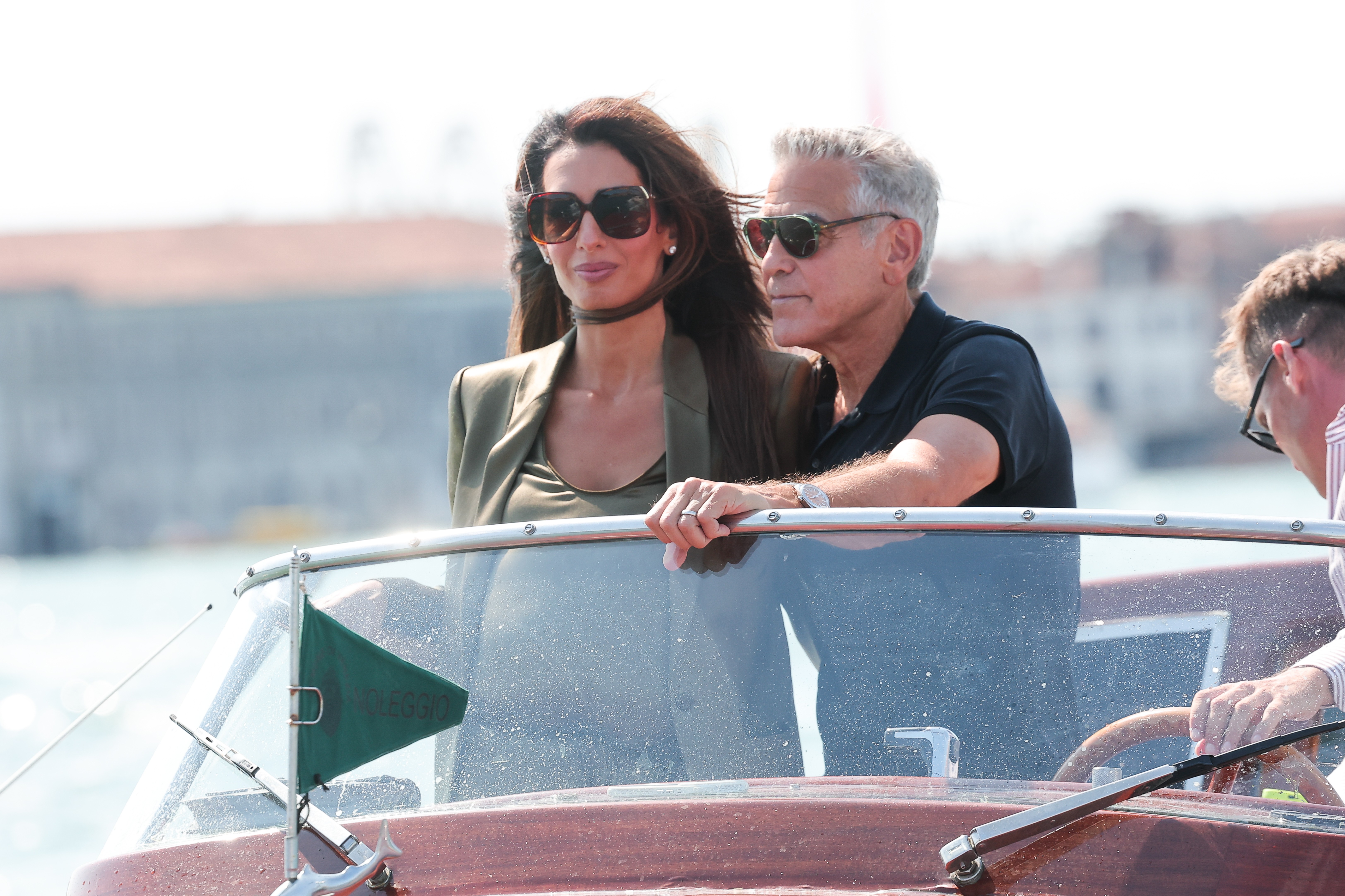 Amal e George Clooney esbanjam simpatia em chegada a Veneza para festival de cinema - QTU Questões do Universo