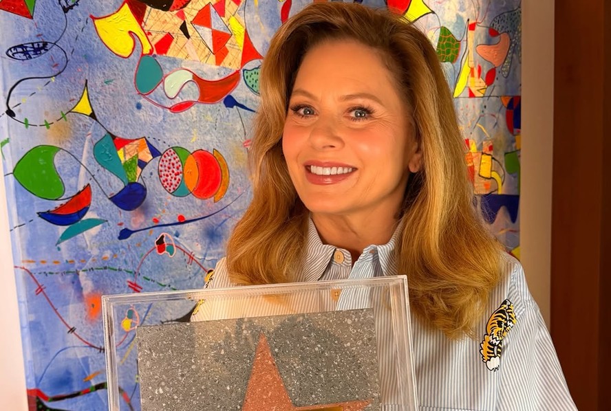 Vera Fischer ganha réplica da estrela da Calçada da Fama dos Estúdios Globo