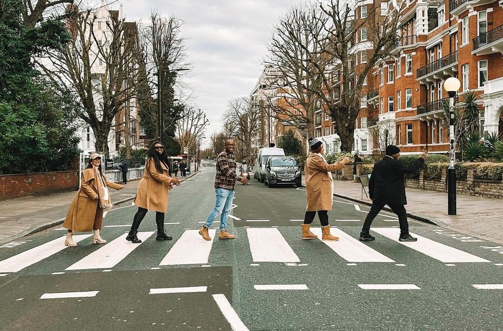 Thiaguinho com Carol Peixinho e a família no Reino Unido — Foto: Instagram
