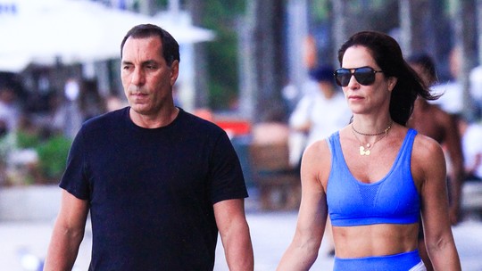 Edmundo celebra aniversário com caminhada de mãos dadas com a namorada Edmundo celebra aniversário com caminhada de mãos dadas com a namorada