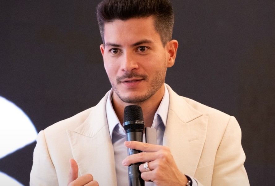 Arthur Aguiar quita dívida e banco pede desistência de ação na Justiça