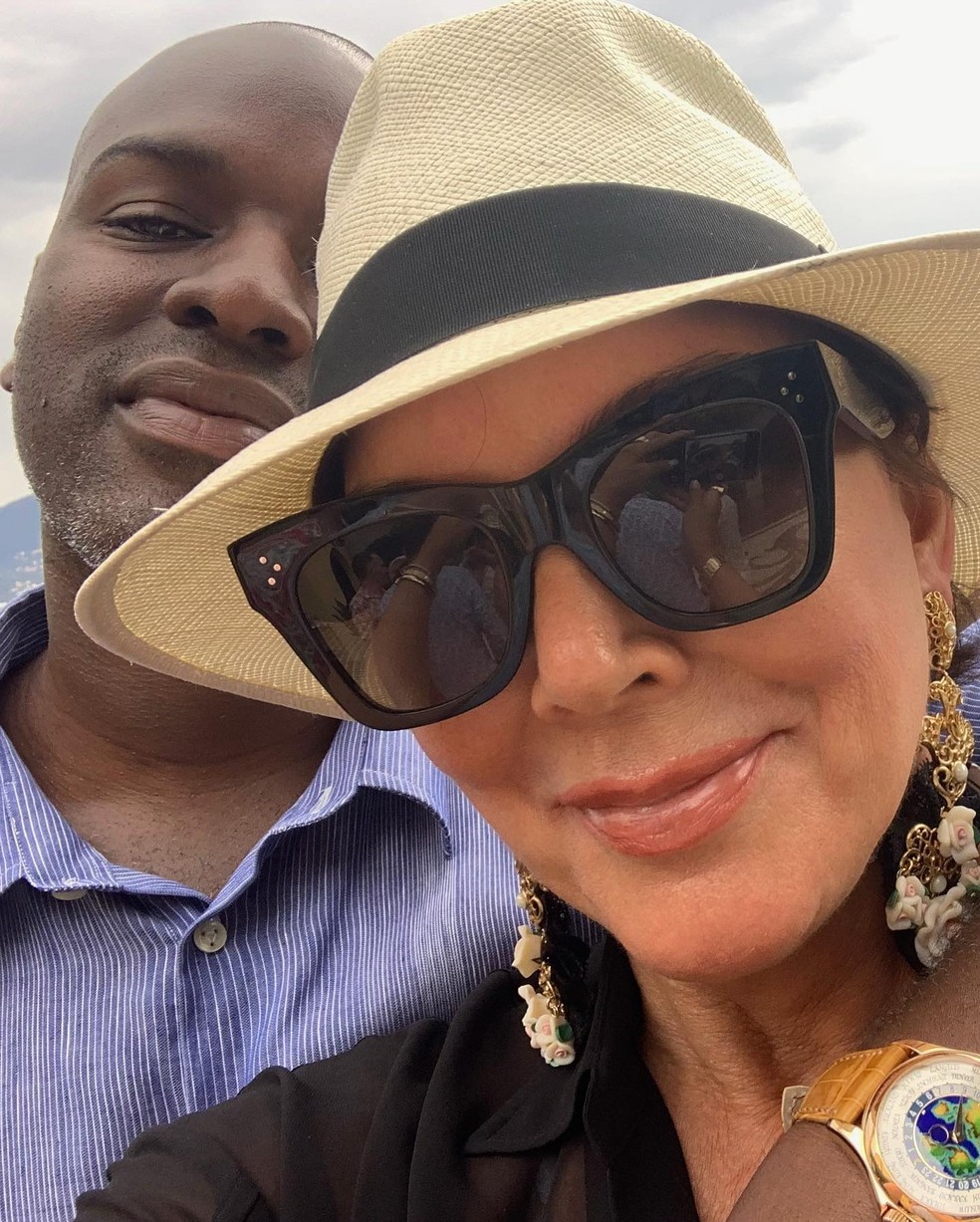 Kris Jenner mostra anel de R$ 6,2 milhões e levanta rumores de noivado