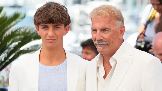 Solteiro, Kevin Costner debuta novo visual ao lado do filho em Cannes