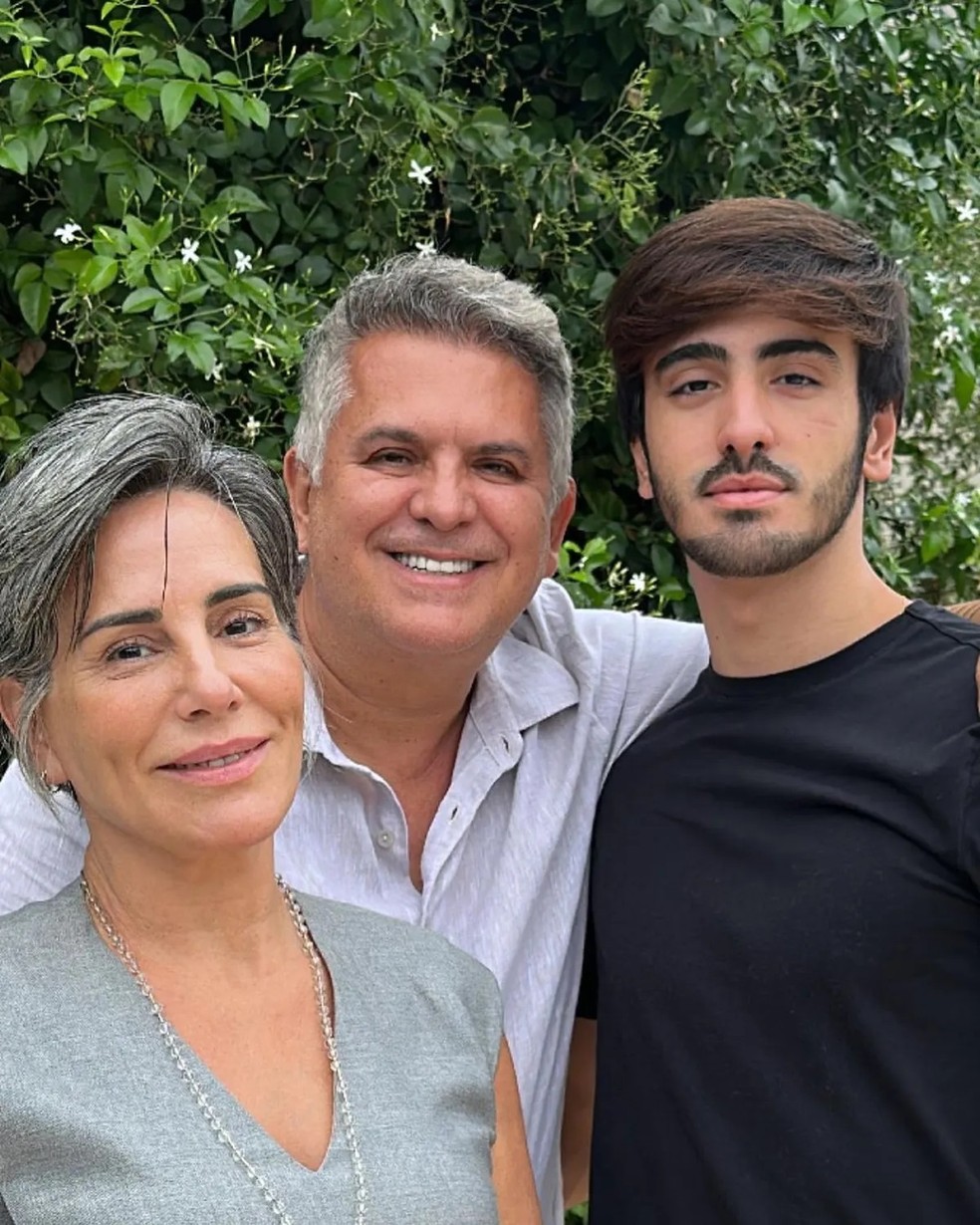 Gloria Pires e Orlando Morais com o filho caçula, Bento — Foto: Reprodução/Instagram
