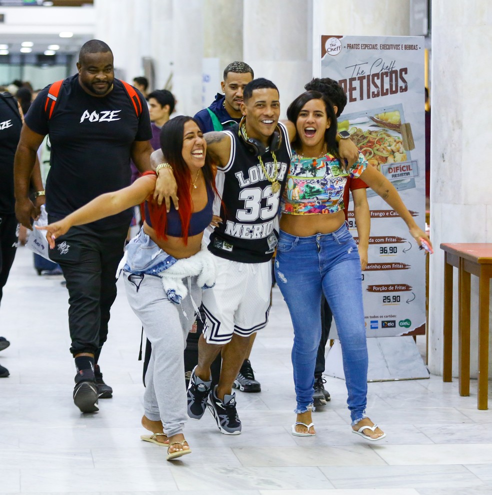  MC Poze causa alvoroço em aeroporto no Rio de Janeiro — Foto: Vitor Pereira/AgNews