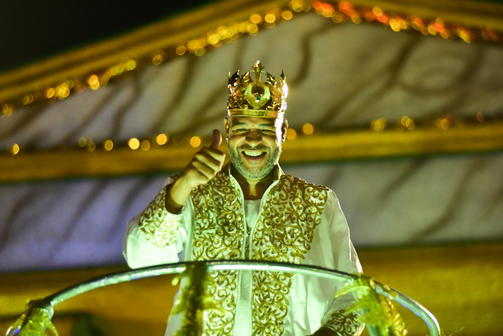 Adriano Imperador usa coroa de ouro e esmeralda de 7 quilates que vale ...