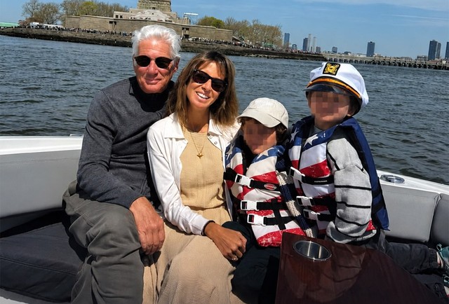 Discreto, Richard Gere posta foto rara com a esposa e os filhos do casal