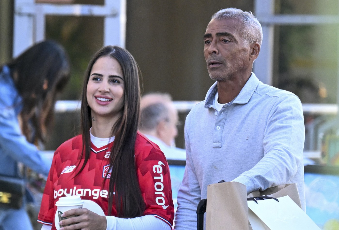 Romário curte dia em Paris com novo affair, 34 anos mais jovem; foto