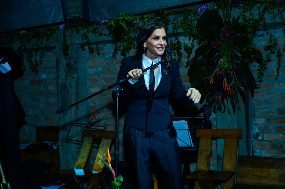 Marina Lima canta no casamento de Zé Celso e Marcelo Drummond — Foto: Eduardo Martins/AgNews