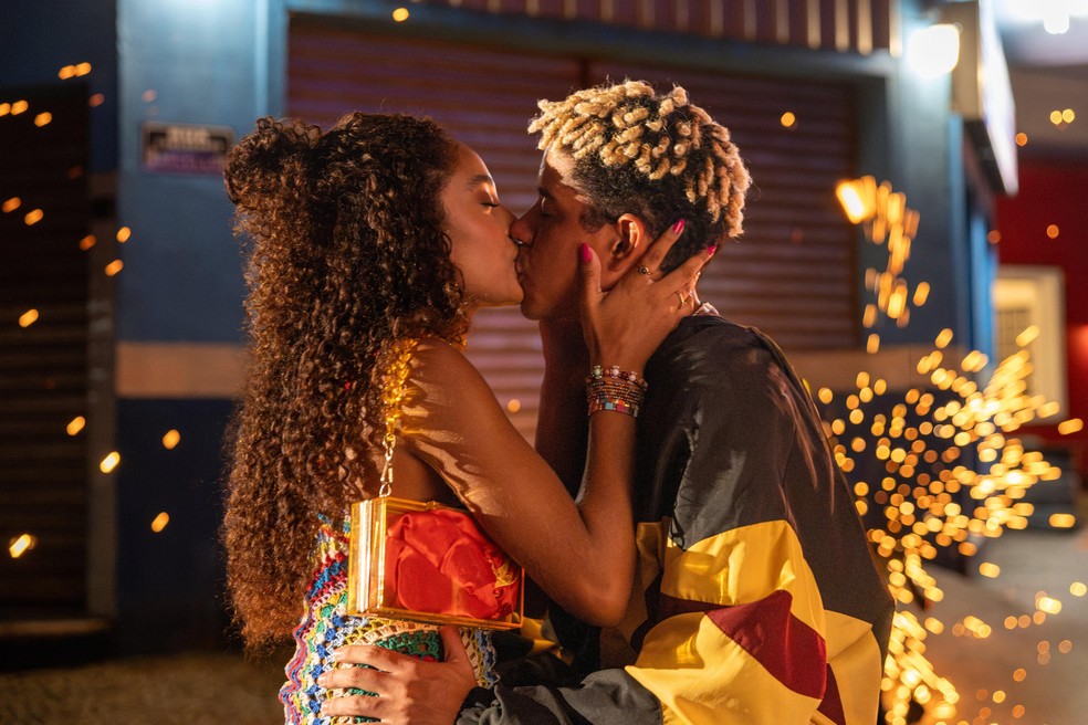 Dalila (Lívia Silva) e Peixe (Cauê Campos) assumem paixão e se beijam — Foto: Globo/ Angélica Goudinho