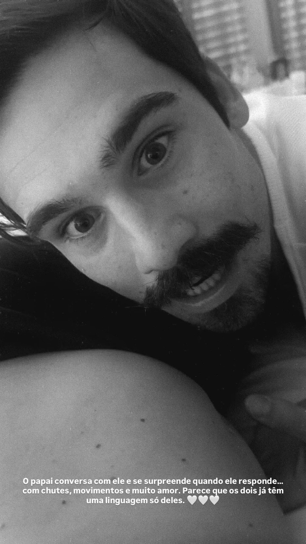 Nicolas Prattes posa coladinho ao barrigão de Sabrina Sato enquanto conversa com o filho — Foto: Reprodução/Instagram