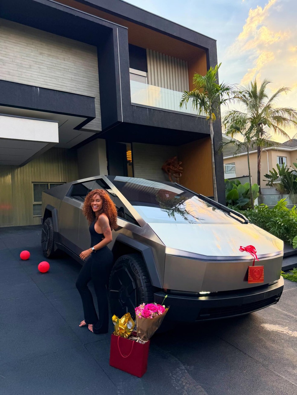 Sthe Matos ganha presentes de luxo de Kevi Jonny no primeiro ano de casados &mdash; Foto: Reprodu&ccedil;&atilde;o/Instagram