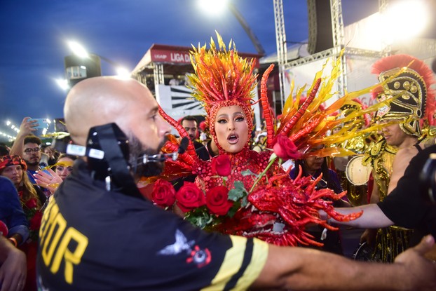 Sabrina Sato entrega flores no desfile da Gaviões da Fiel no Carnaval 2023
