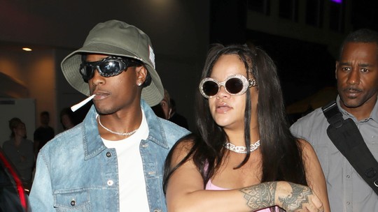 Rihanna exibe barrigão de reta final de gravidez em jantar com ASAP Rocky 