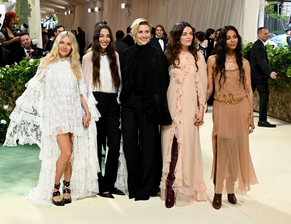 Sienna Miller), Chemena Kamali, Greta Gerwig, Emma Mackey e Zoe Saldana, todas de Chloe — Foto: Getty Images