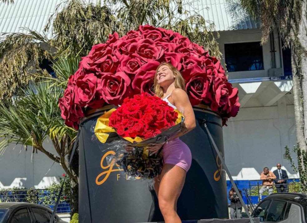 Virginia Fonseca recebe flores — Foto: Reprodução/ Instagram