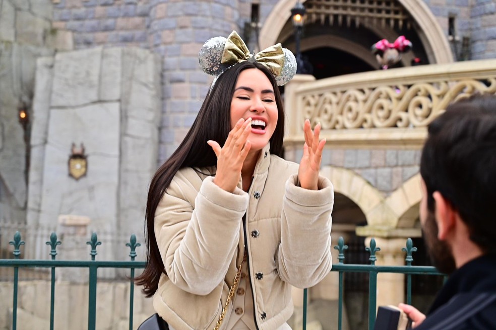 Isabelle Nogueira é pedida em casamento por Matteus Amaral na Disney Paris — Foto: César Melo/ Divulgação