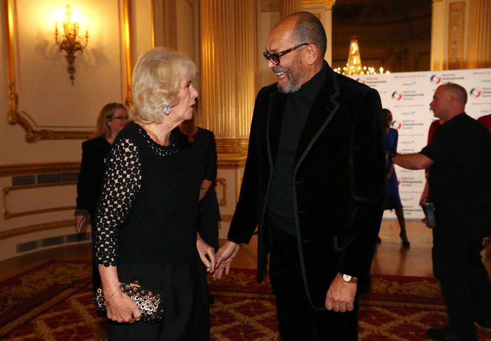 Camilla Parker-Bowles e Bruce Oldfield — Foto: Getty Images