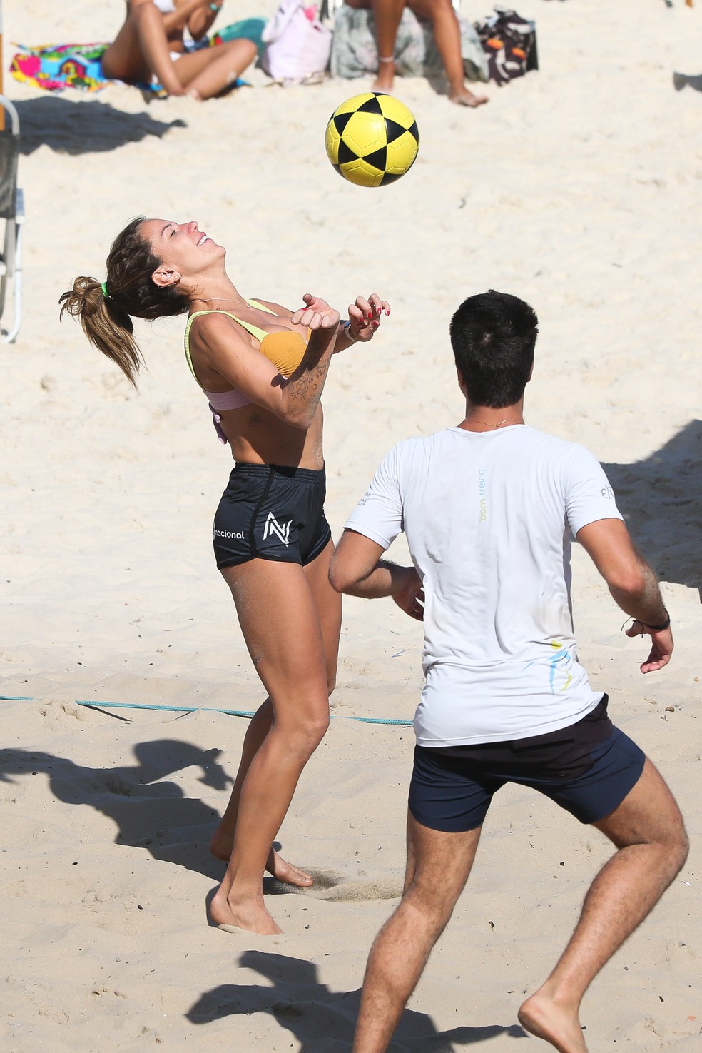 Bárbara Coelho curte dia na praia — Foto: Dilson Silva/ AgNews