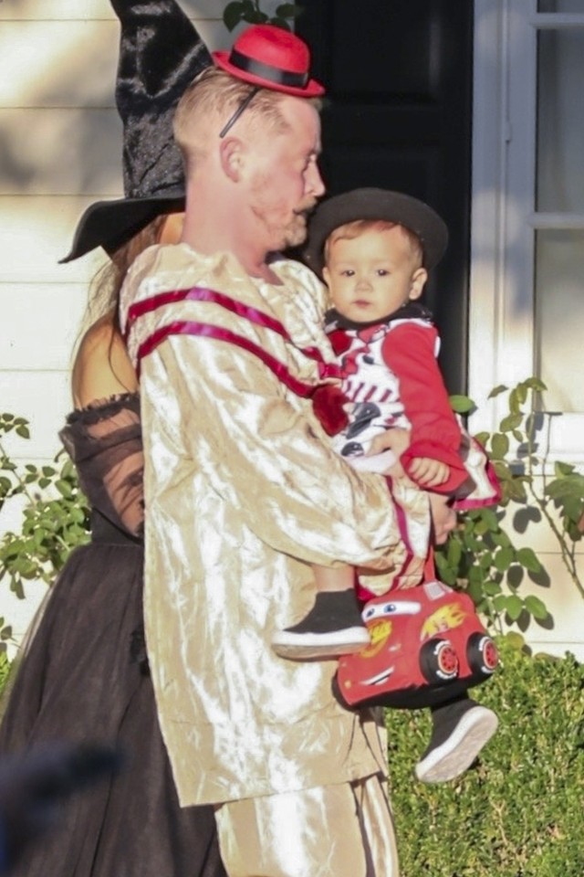 Macaulay Culkin e mulher curtem Halloween com os filhos de 2 anos e de