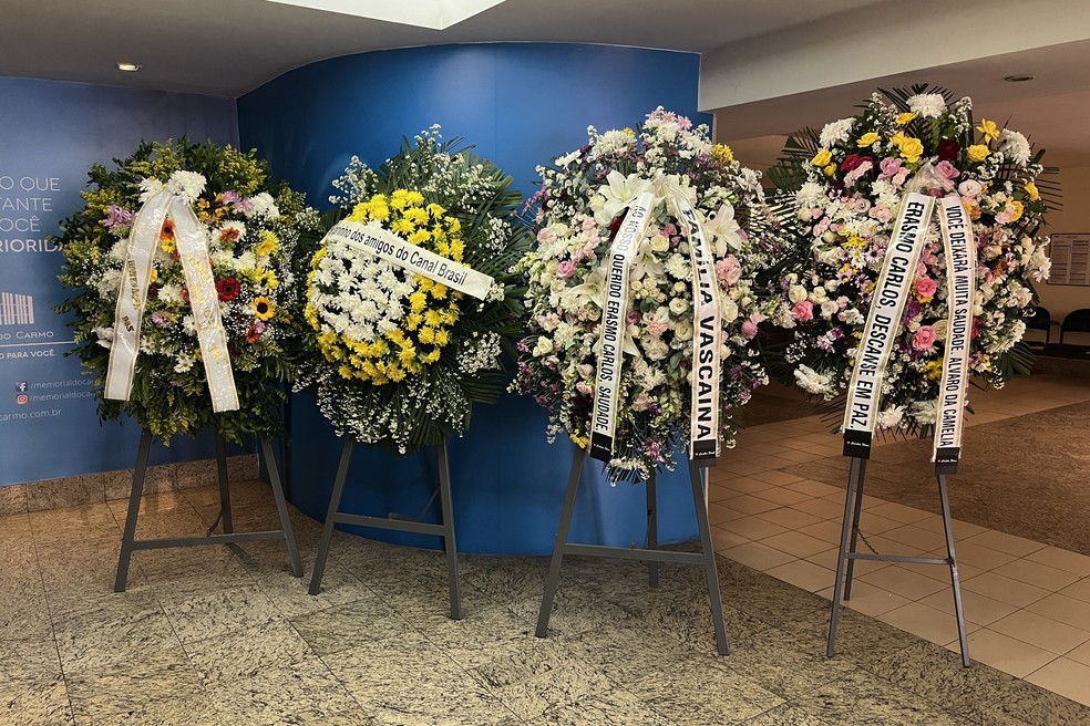 Coroas de flores para Erasmo Carlos — Foto: Roberto Filho/Brazil News