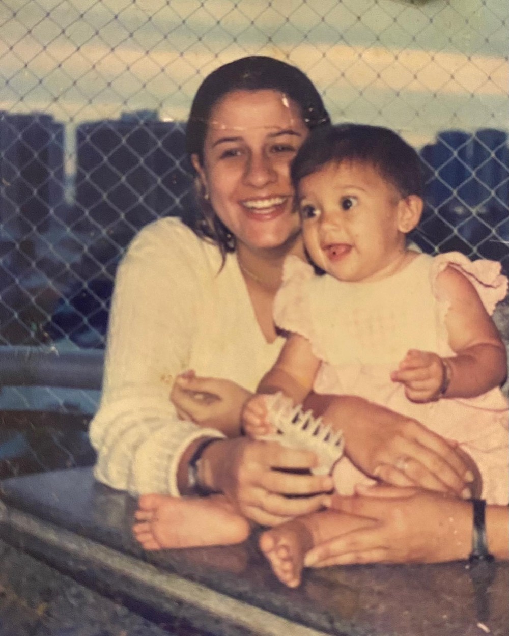 Giulia Costa aparece em foto rara com irmã, filha de Renata Sorrah