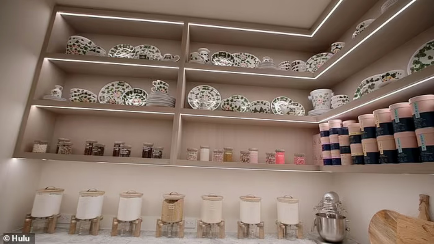 Coleção de porcelanas na despensa de Khloe Kardashian — Foto: Reprodução/Hulu