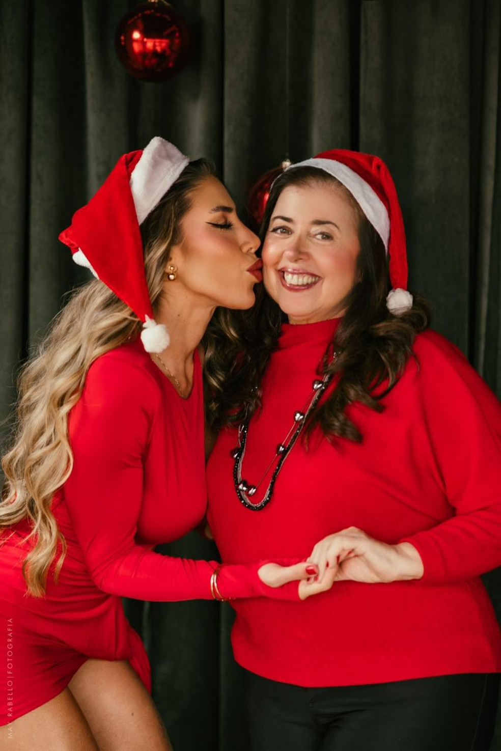 Tati Minerato posa com a mãe em ensaio de Natal — Foto: May Rabello/Divulgação