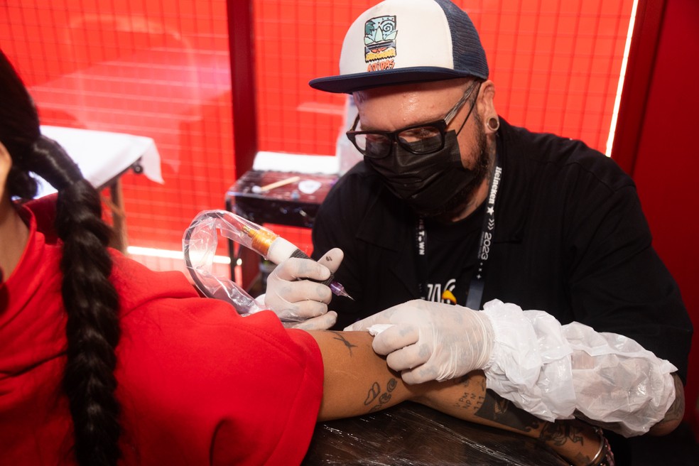 Pabllo Vittar faz tatuagem no The Town — Foto: Brazil News / Patricia Devoraes