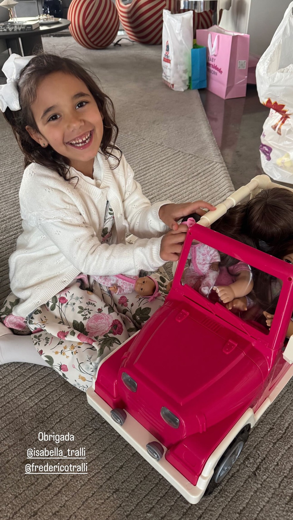 Filha de César Tralli se emociona ao ganhar bebê reborn de aniversário — Foto: Reprodução/Instagram