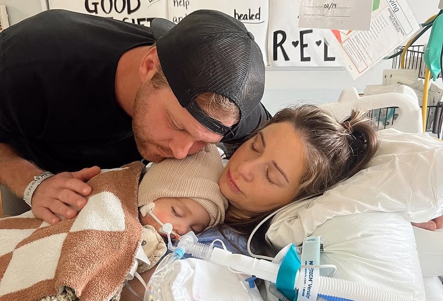 Influenciadora faz alerta após filho de 1 ano e 10 meses morrer devido a acidente doméstico com espelho