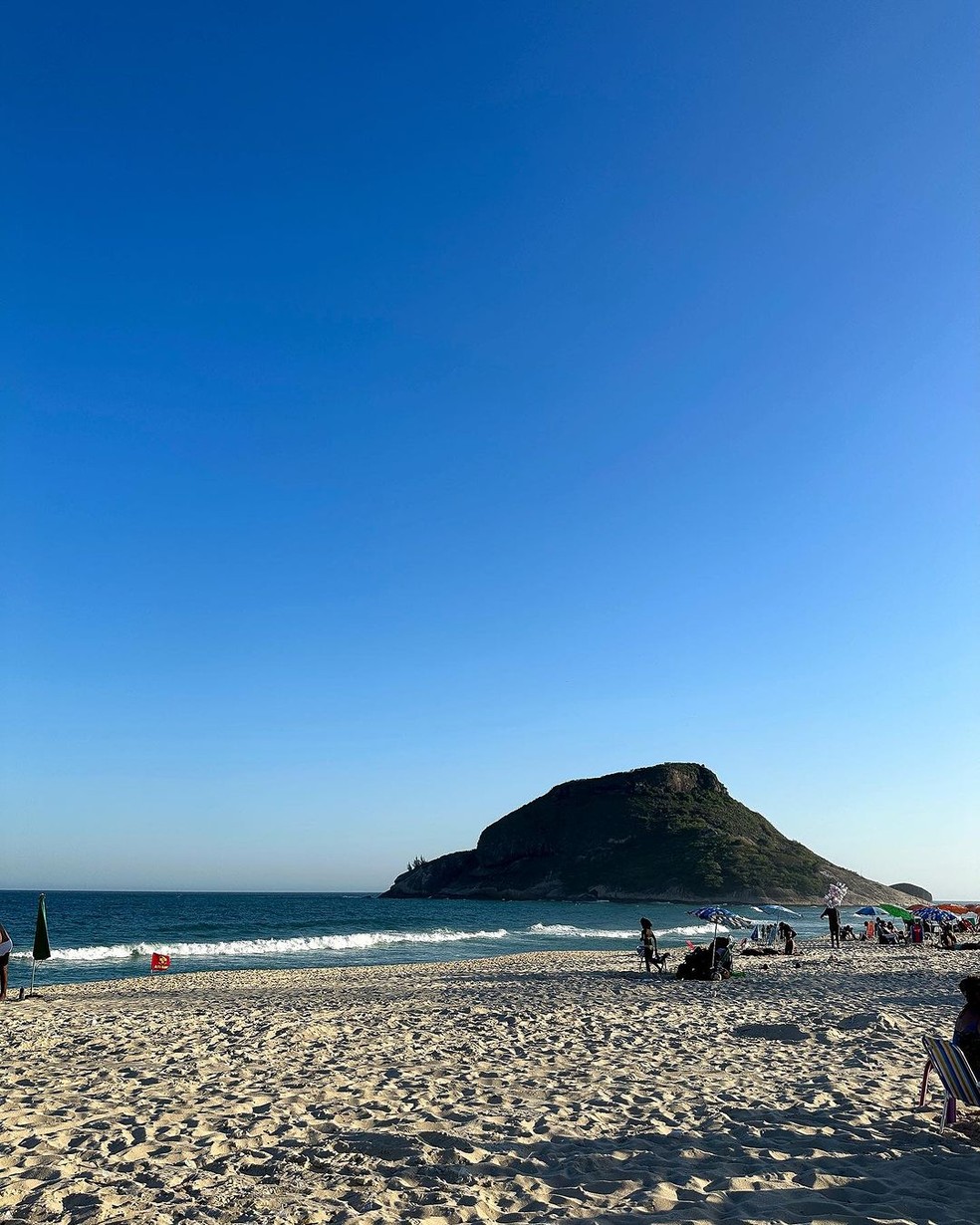 Rízia Cerqueira se refresca em praia — Foto: Reprodução / Instagram