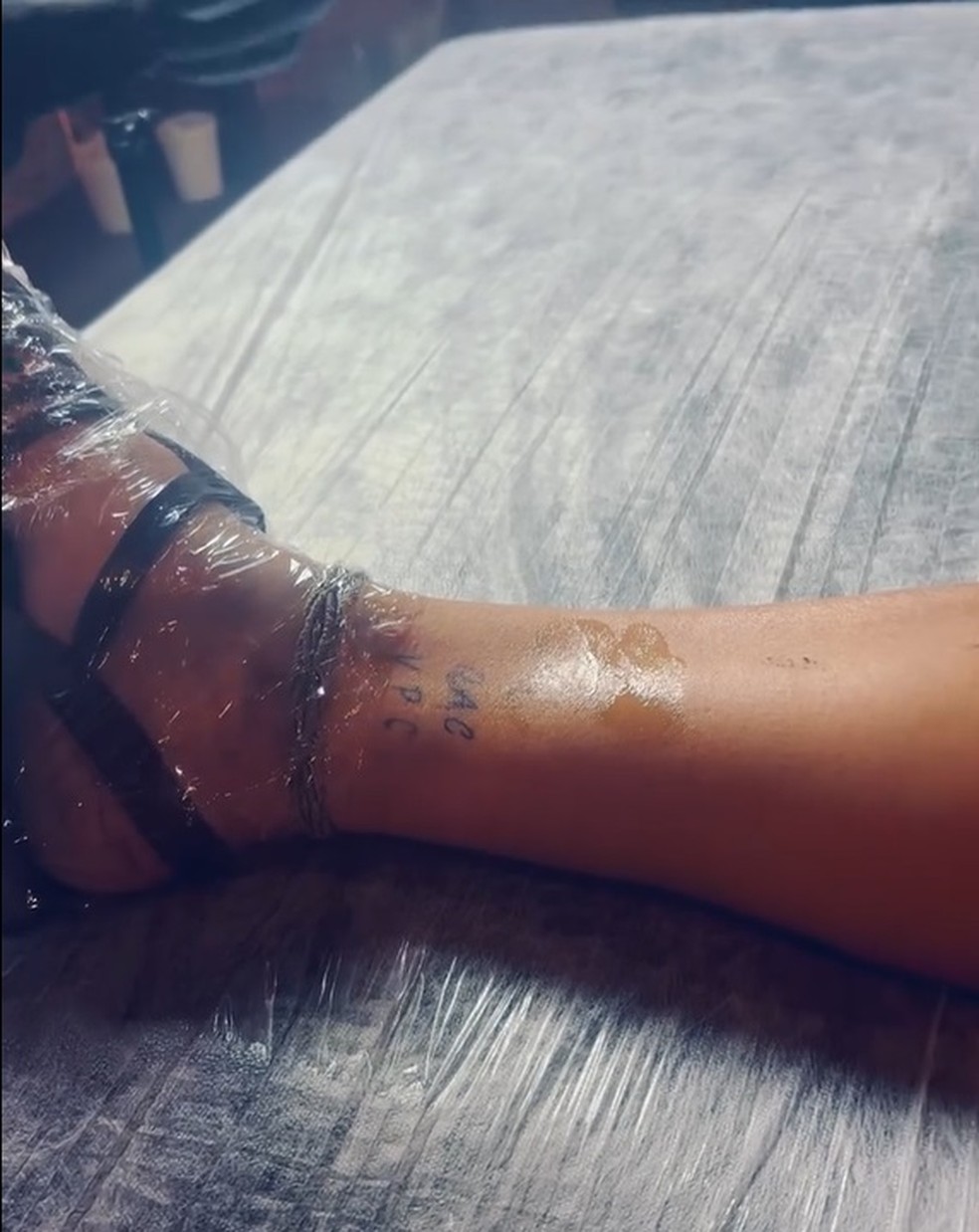 Pri Helena tatuou aas siglas QAC e VPC na perna — Foto: Reprodução/Instagram